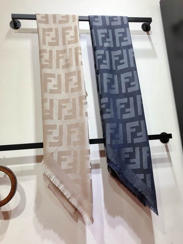 Fendi 145X145cm 10%羊绒90%羊毛  E22